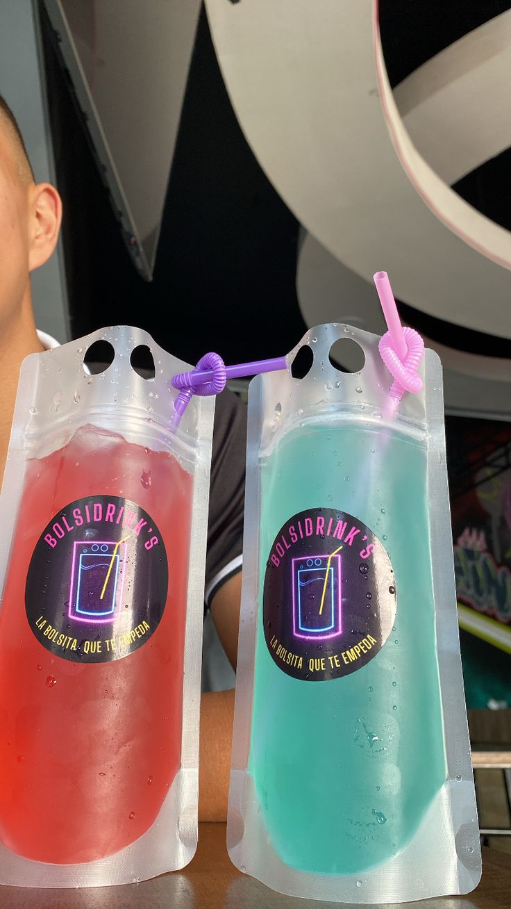 Copo de drink sendo lacrado para entrega