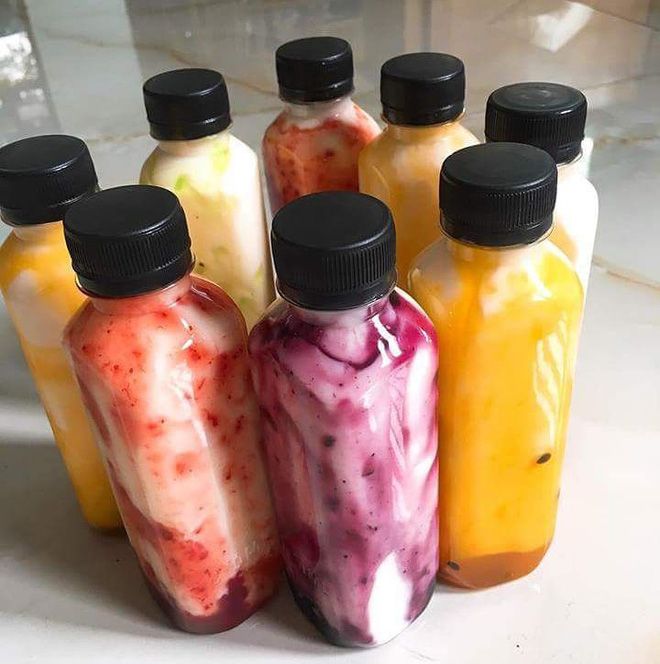 Várias garrafas de batidas cremosas coloridas
