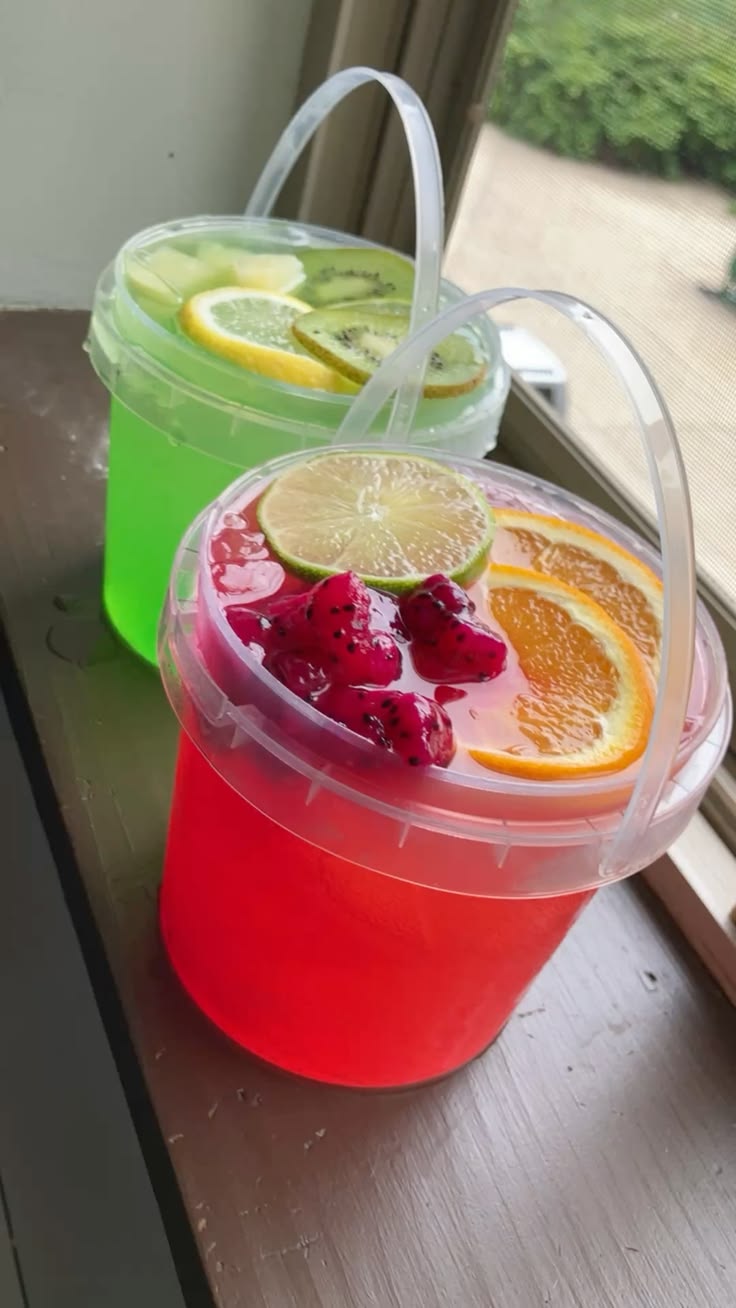Baldinhos de drinks coloridos decorados com frutas