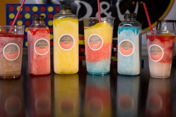 Bebidas coloridas engarrafadas prontas para venda