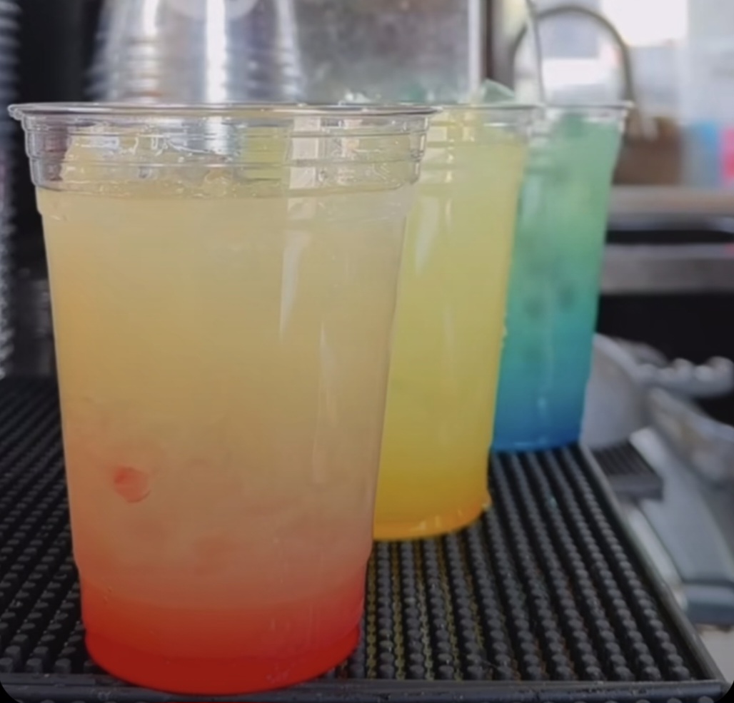 Copos de drinks coloridos em degradê